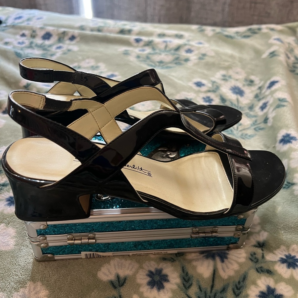 Gloria Vanderbilt Black Patent Sandals